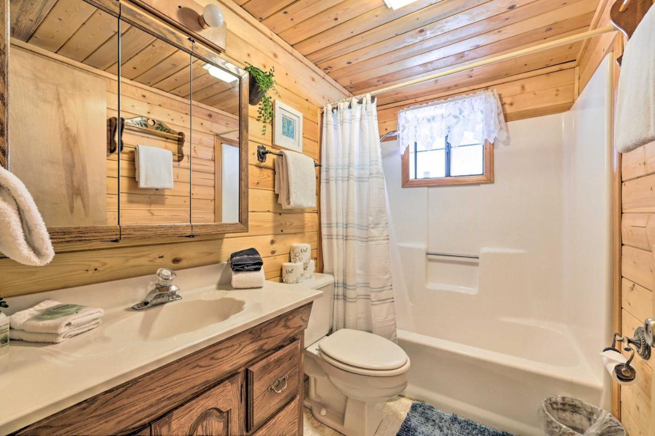 Rustic Duck Creek Village Cabin With Fire Pit! Esterno foto